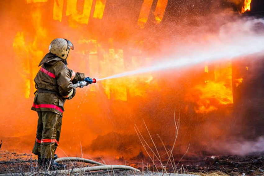 В Ростовской области при пожаре в частном доме погибли два ребенка