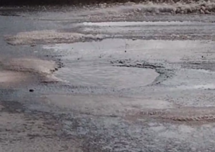 Глубокую яму подо льдом обнаружили на дорогах Ростова в Первомайском районе