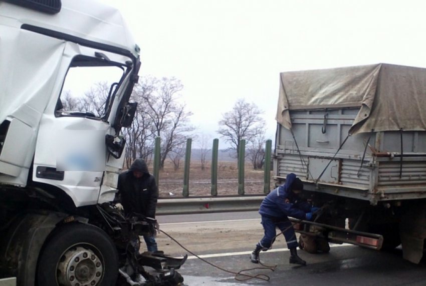 Два большегруза столкнулись на трассе М-4 «Дон» в Каменском районе