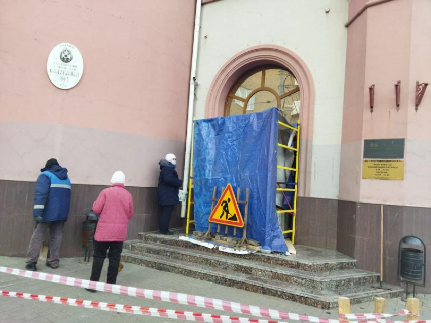 Вместо бетонных блоков у здания Ростовводоканала выставят живых охранников 