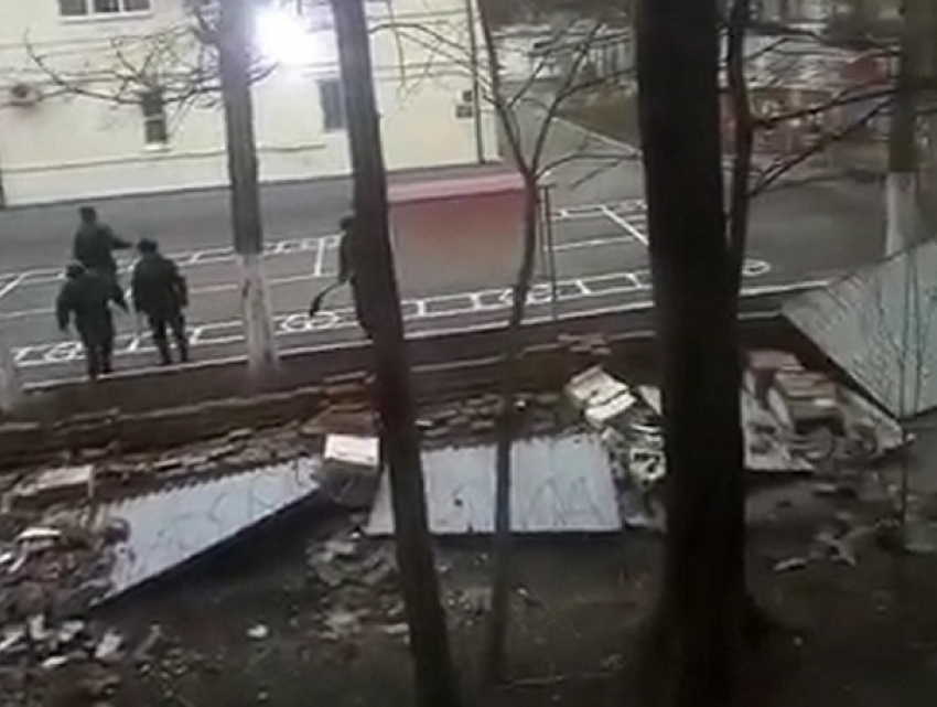 Рухнувший под ударом ураганном ветра забор воинской части в Ростове сняли на видео