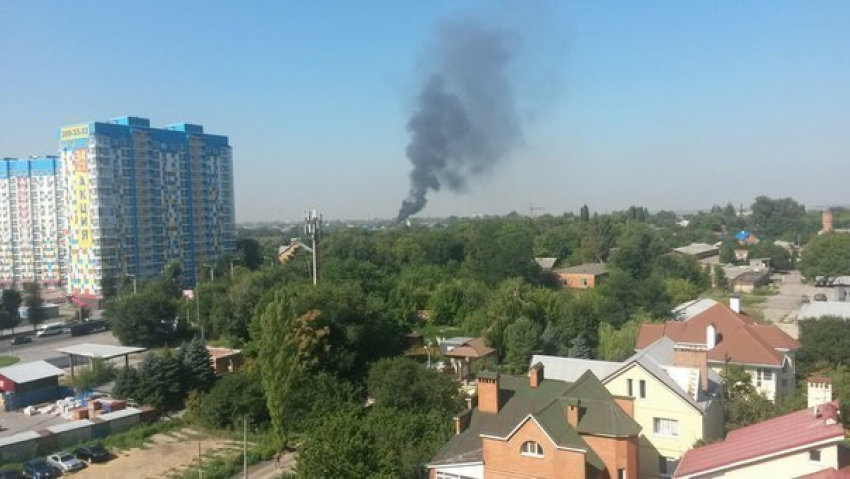 Из-за пожара на нефтебазе клубы дыма заволокли район Военведа в Ростове-на-Дону