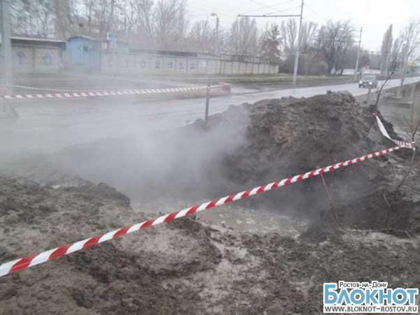 В Таганроге из-за аварии на теплотрассе люди остались без отопления, движение перекрыто