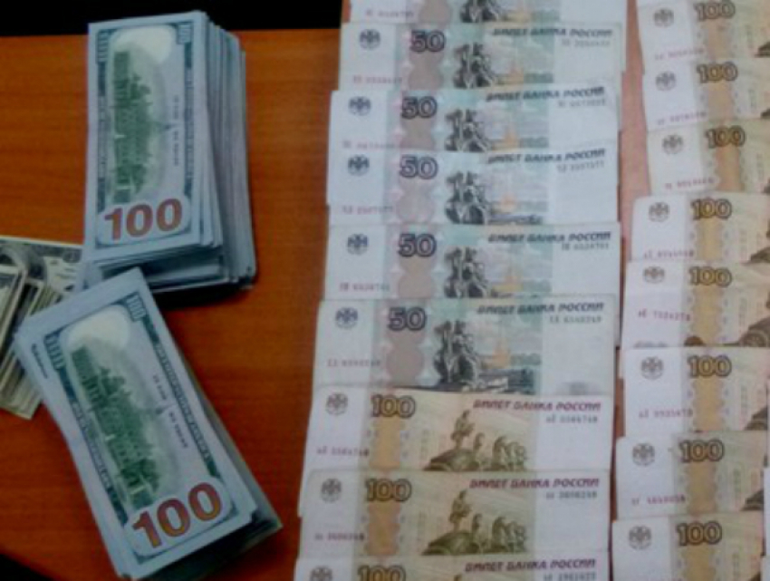 Украинца с крупной суммой контрабандных долларов задержали в ростовском аэропорту «Платов»
