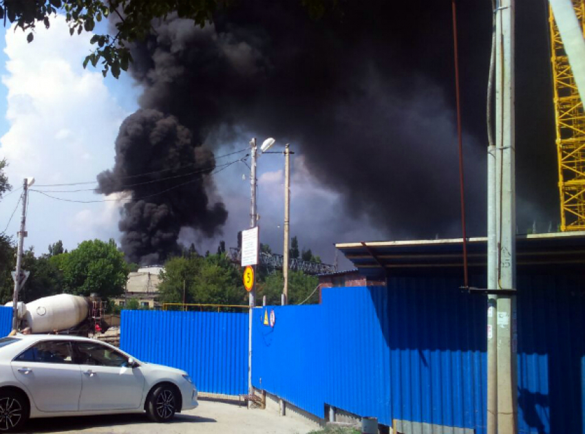 Огромные клубы черного дыма от горящих покрышек засняли ростовчане на видео