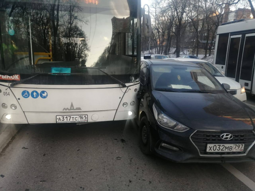 Пассажиры получили травмы при столкновении автобуса и иномарки в Ростове