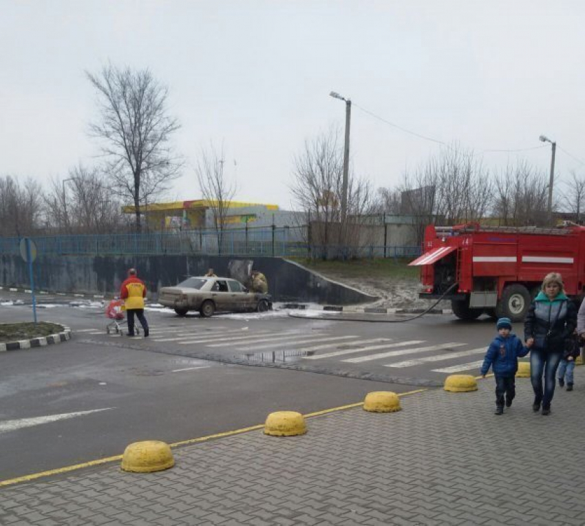 На парковке «Ленты» в Ростове загорелся «Мерседес»