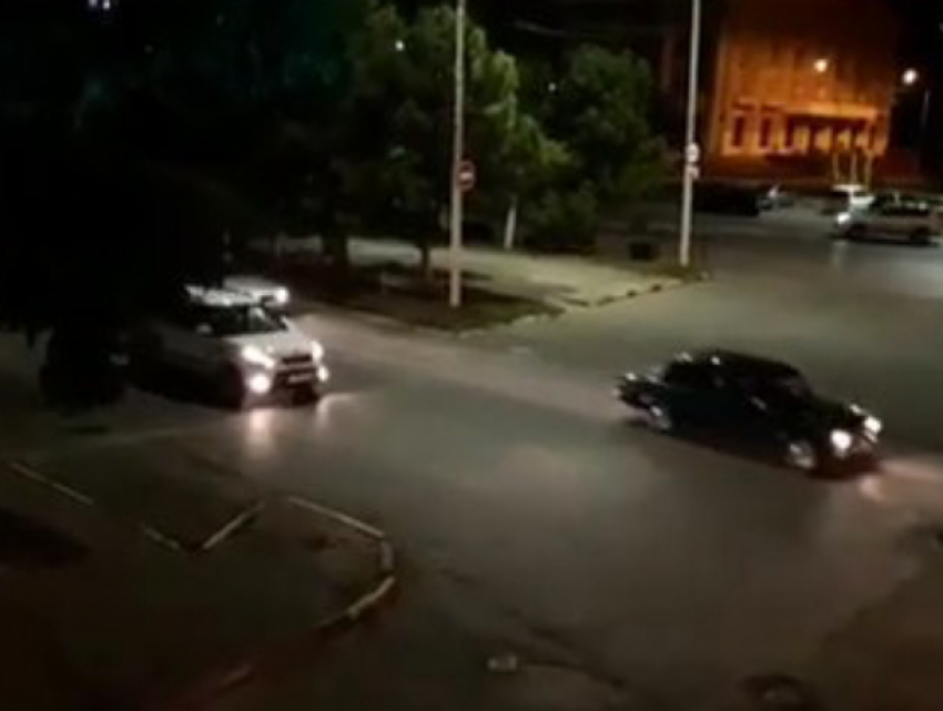 Экстремальные гонки автолюбителей измучили маленьких жителей Ростовской области на видео