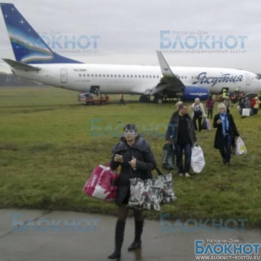 В Ростове самолет выкатился за пределы взлетно-посадочной полосы, очевидцы сняли ЧП на видео 