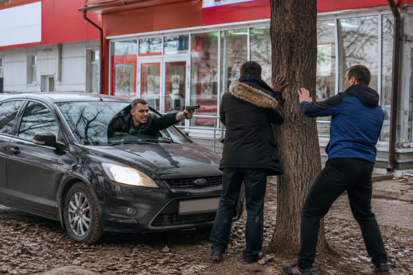 Жителя Новошахтинска отправили в колонию за попытку задавить людей возле магазина и угрозу оружием