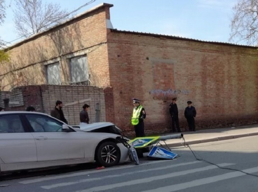 Девушка за рулем белоснежной иномарки врезалась в светофор на зебре в Ростове 