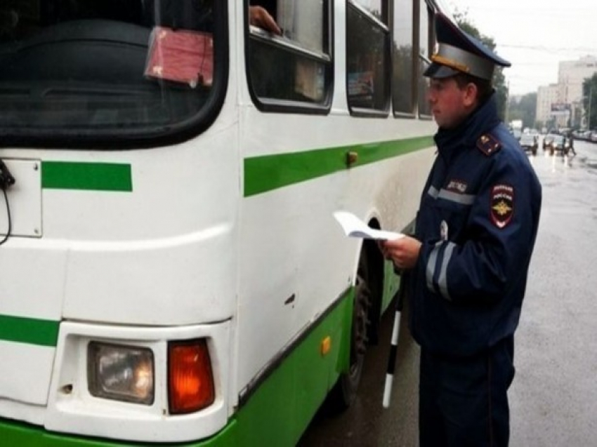 Измученные пассажиры маршрутки в Ростовской области «вышли» через окно, устав ждать водителя 