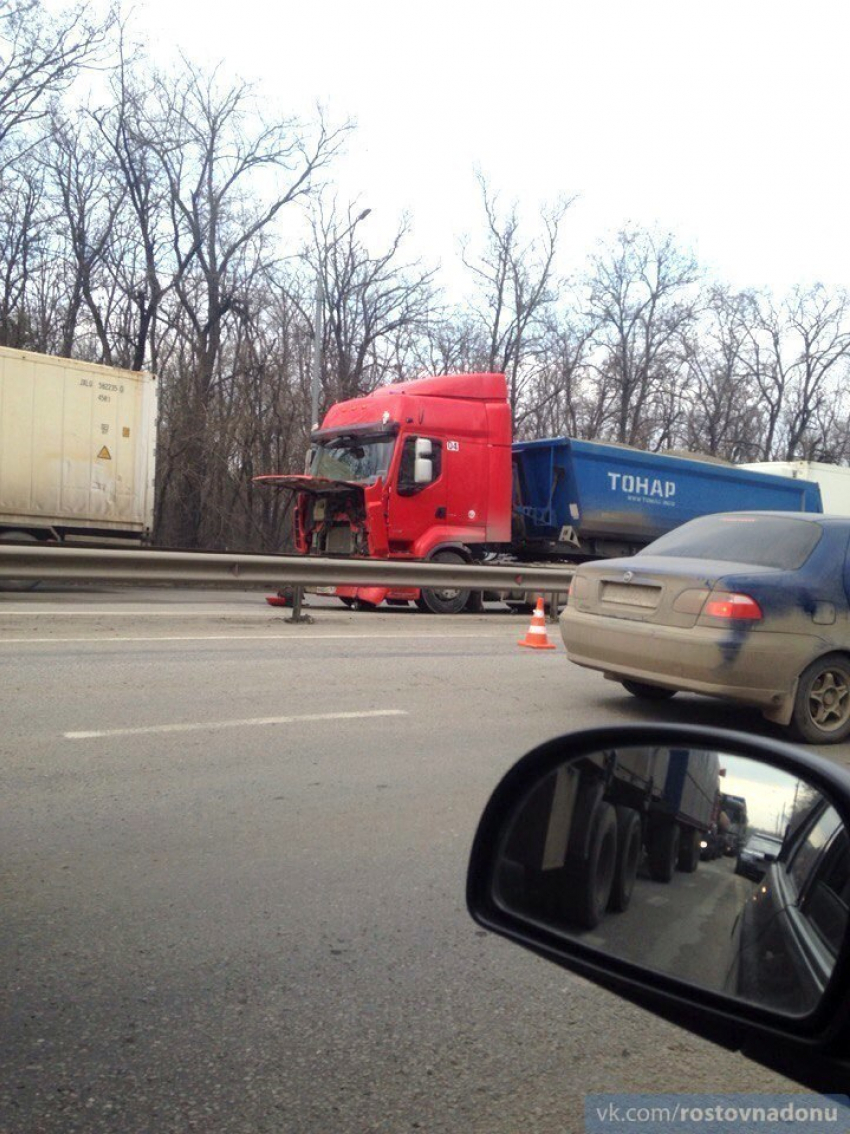 Пять человек пострадали в ДТП с участие грузовика, двух маршруток и трех легковушек под Ростовом