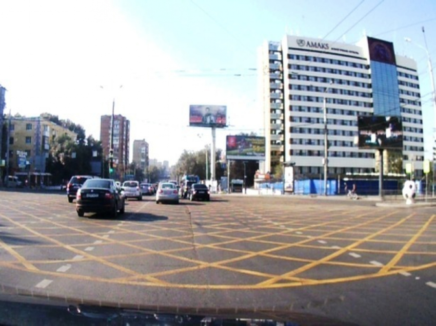 Ростовский водитель требует установить на перекрестках светофоры с обратным временным таймером для «вафельниц"