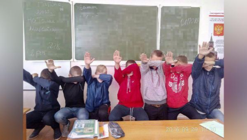 В кабинете химии ростовские школьники отрабатывали приветствие Гитлеру