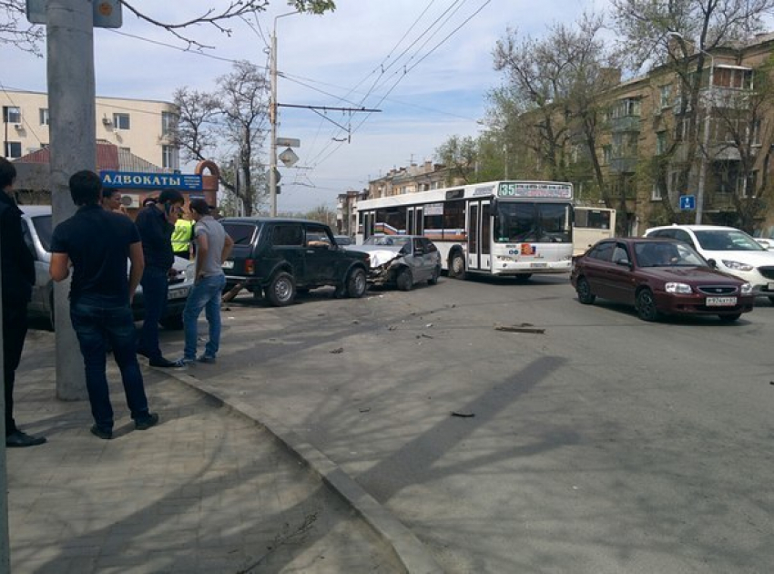 В центре Ростова из-за аварии перекрыто движение 