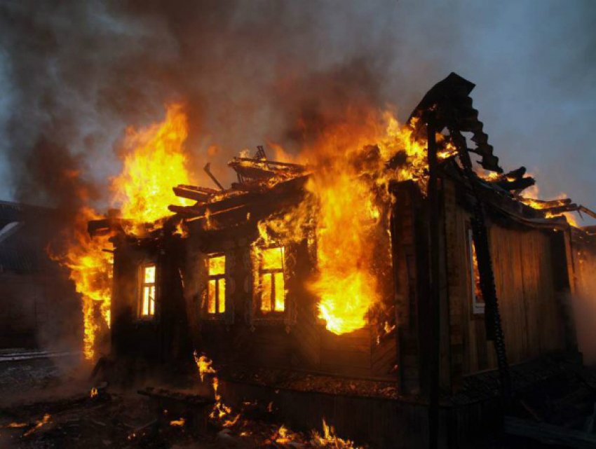 Мужчина сгорел вместе со своим домом на глазах у перепуганных соседей в Ростовской области