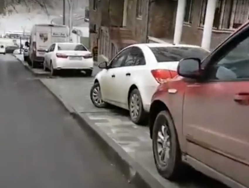 На новеньких тротуарах в центре города ростовские автомобилисты оборудовали бесплатную парковку