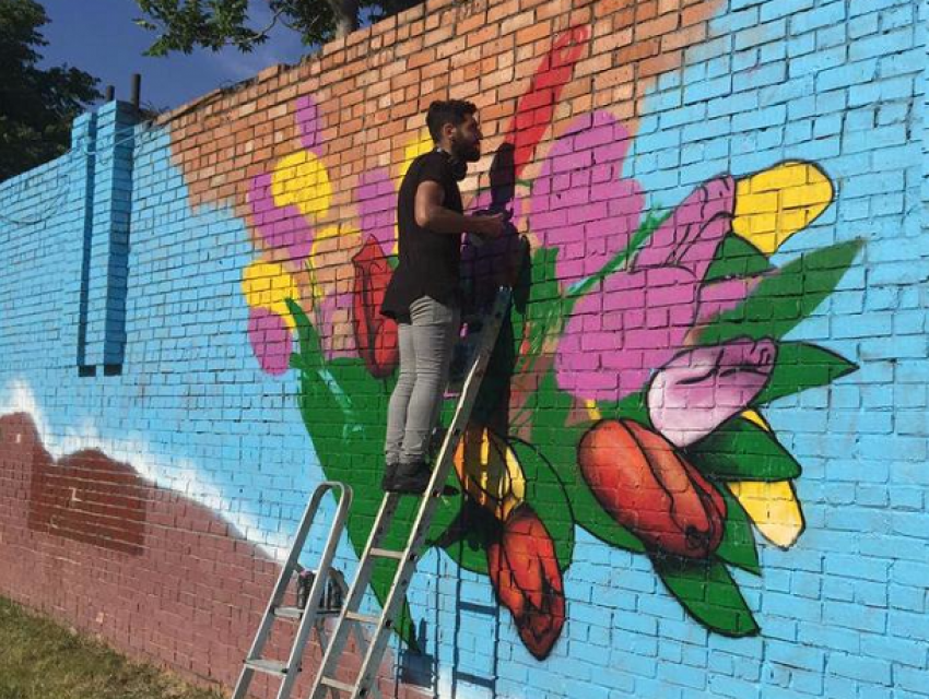 Огромное радужное граффити украсит загаженную стену подстанции в Ростове
