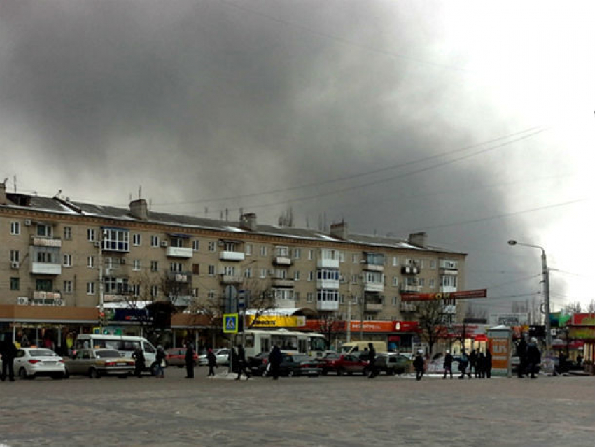 Полыхающий огромный склад испугал жителей города Шахты