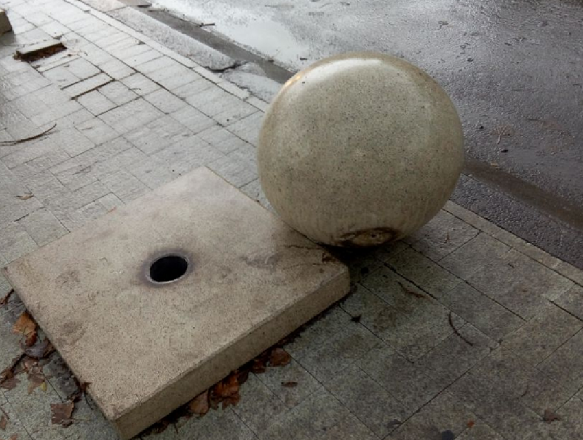 Хулиганы вырвали тяжелый бетонный шар на ростовской набережной 