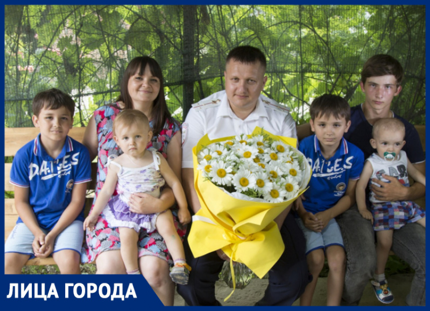 «Случай один на миллион»: в многодетной семье полицейского из Ростовской области родились «королевские» двойняшки