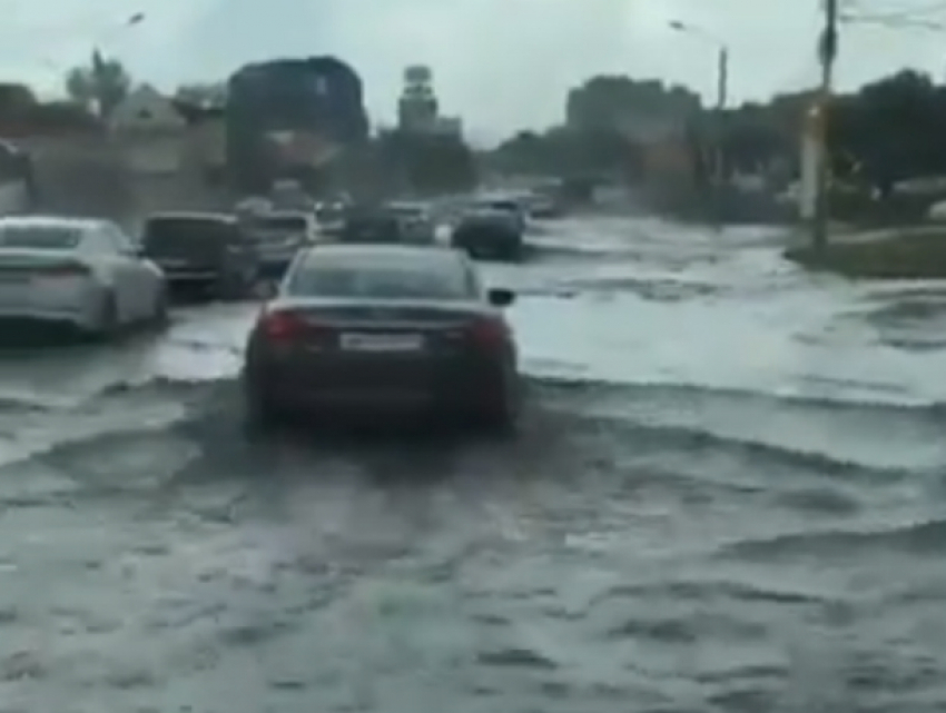 Желающие попасть на море автомобилисты воплотили свои мечты на затопленной улице Ростова