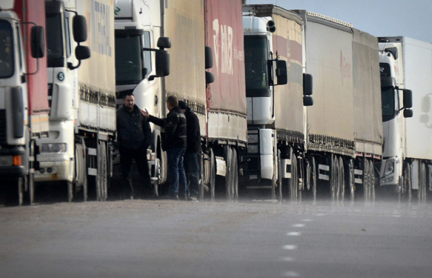 В Ростовской области организовали парковки для грузовиков, направляющихся в Крым
