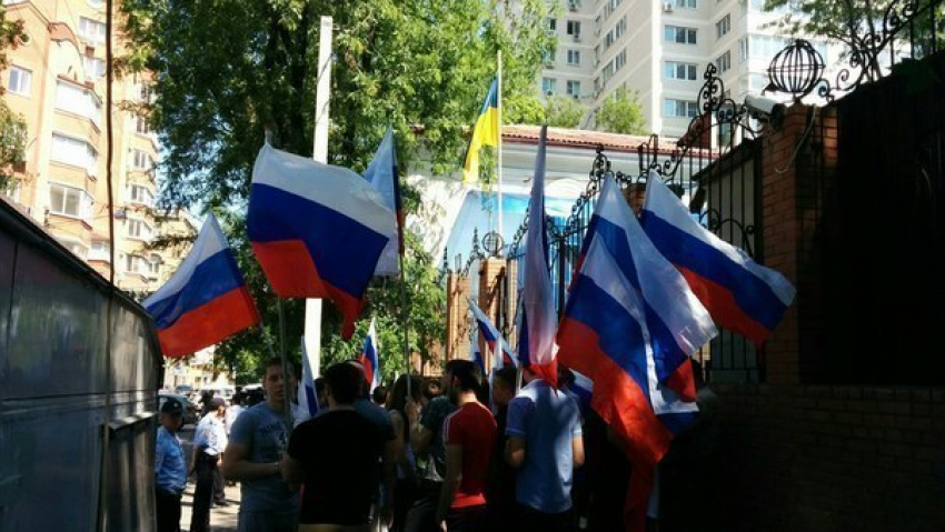  Около 100 ростовчан вышли с пикетом к зданию генконсульства Украины 