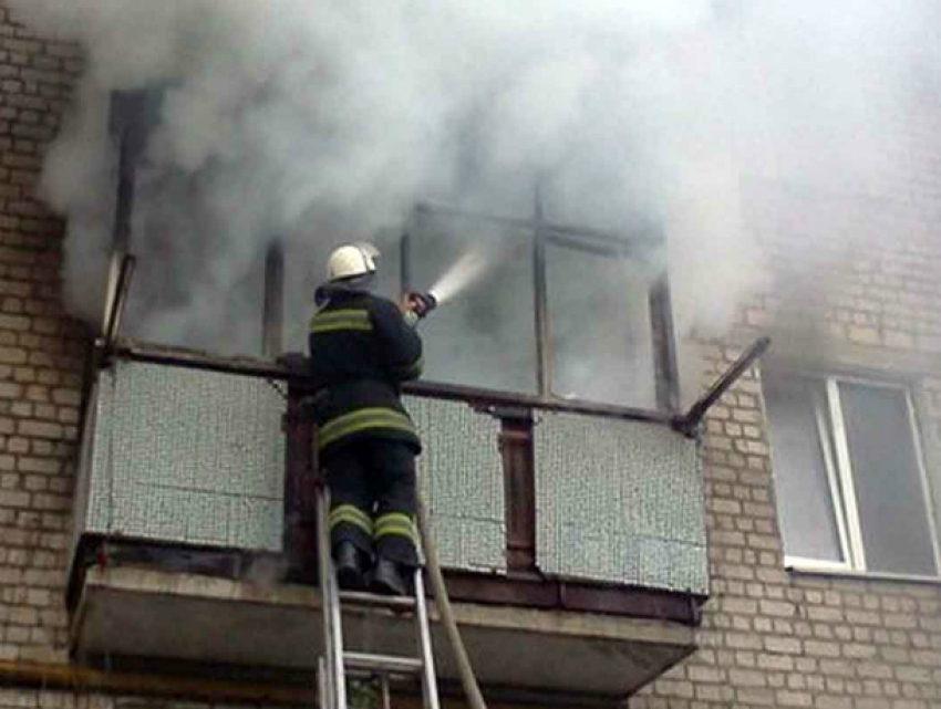Брошенной из окна сигаретой поджег соседский балкон жилец многоэтажки в Ростовской области