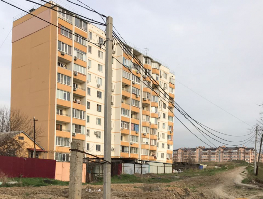 Ежедневно рисковать жизнью приходится жителям домов «Вертолетного поля» в Ростове