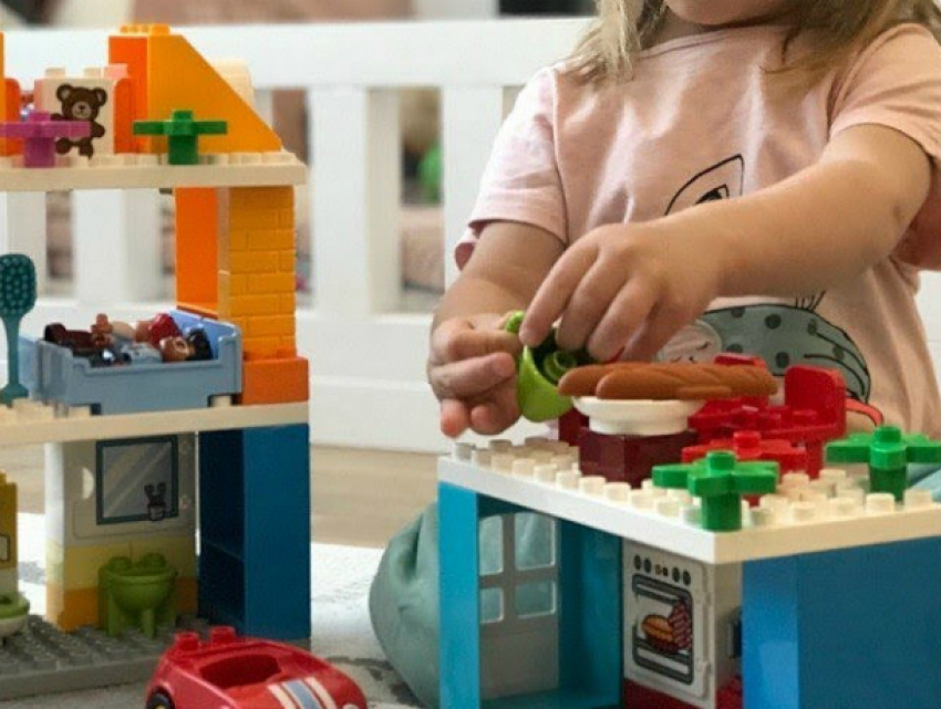 Маленькая девочка едва не задохнулась, играя с конструктором «Лего» в Ростове
