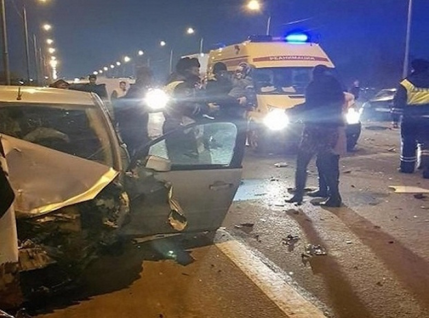 Четыре авто разбились вдребезги близ памятника Тачанке в Ростове-на-Дону