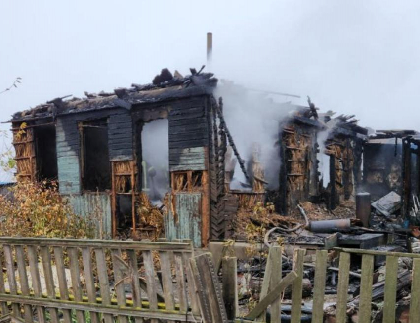 Два человека погибли в ночном пожаре на Дону