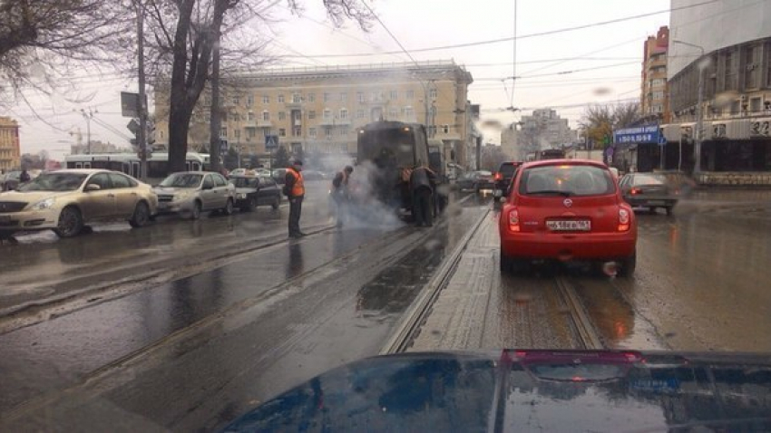 Ростовчане недовольны тем, что ремонт дорог продолжается под дождем 
