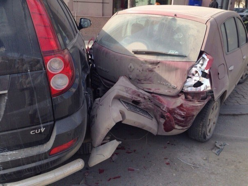 В центре Ростове серебристый «Мерседес» ударил три автомобиля и скрылся с места ДТП