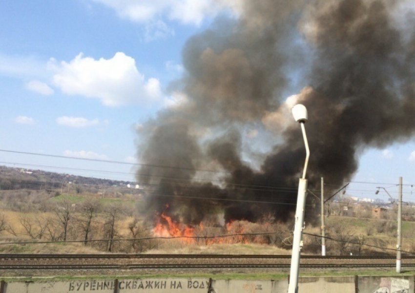 В Ростове недалеко от Ботанического сада начался пожар