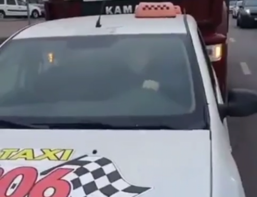 В Ростове неадекватный таксист попал на видео