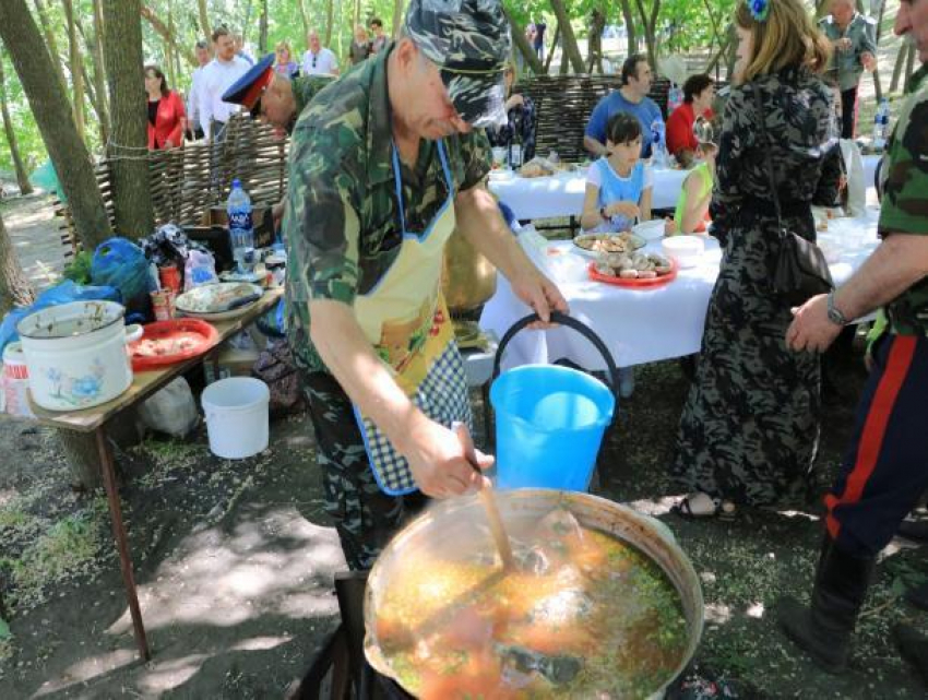 На фестивале «Донская селедка» в Ростове приготовили более двух тонн рыбы