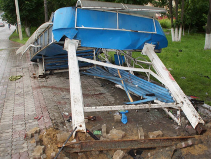 Легковушка на скорости снесла автобусную остановку с пешеходом в Ростовской области
