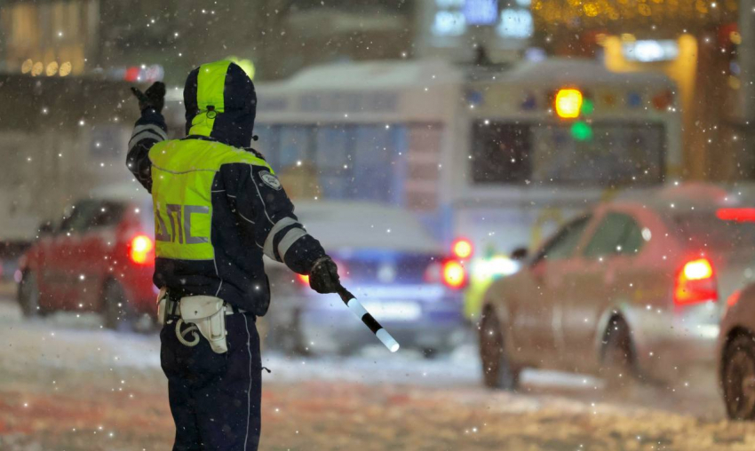 На трассе М-4 «Дон» под Ростовом образовалась гигантская пробка из-за ДТП с грузовиком