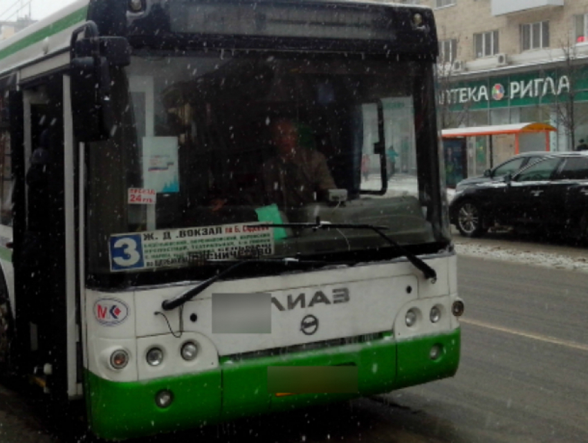 Смятое такси стало итогом дерзких маневров водителя автобуса в Ростове