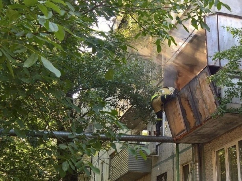 Двоих маленьких детей увезли в реанимацию из горящей квартиры в Ростове