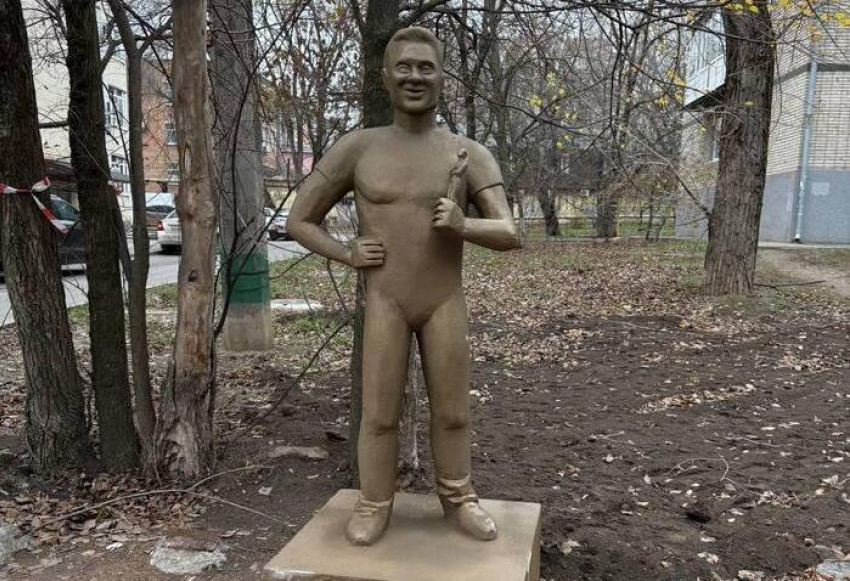 Необычный памятник открыли актеру Павлу Деревянко в Ростовской области 