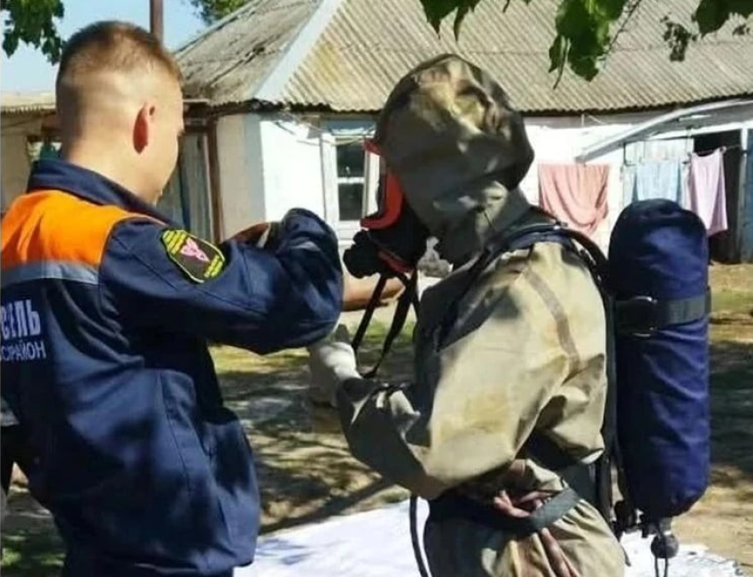 Тела двух мужчин подняли спасатели из канализационной ямы в Ростовской области