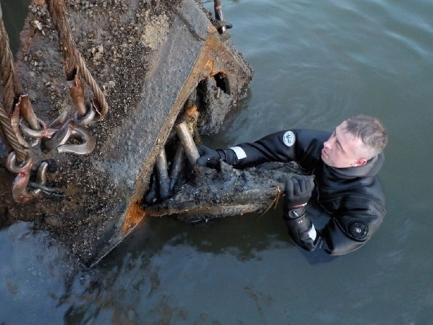 В Ростовской области водолазы МЧС на дне реки обнаружили башню танка Т-70
