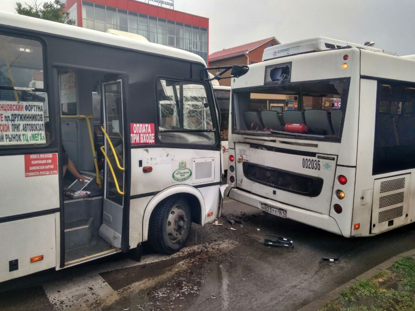 В Ростове на Стачки столкнулись два автобуса, пострадали пять человек