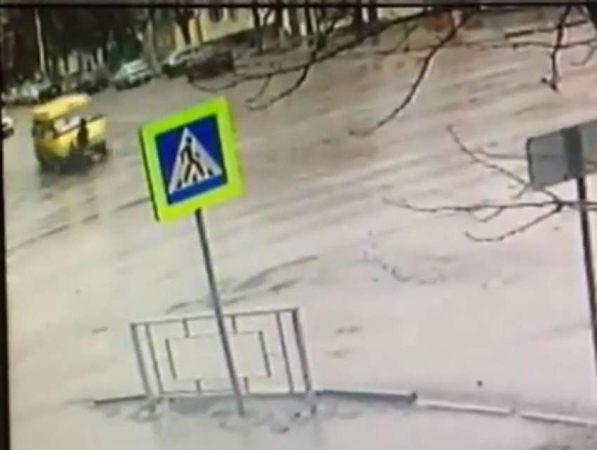 Видео гибели пенсионера под колесами «бешеной» маршрутки шокировало жителей Ростовской области 