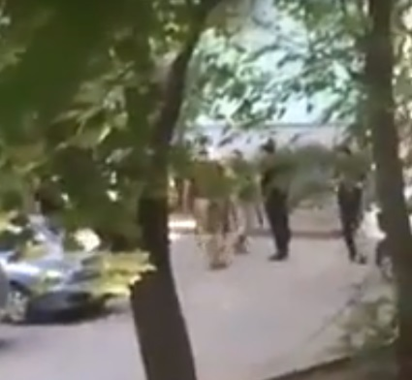 Вооруженная группа «повязала» голого мужчину в Западном жилом массиве Ростова