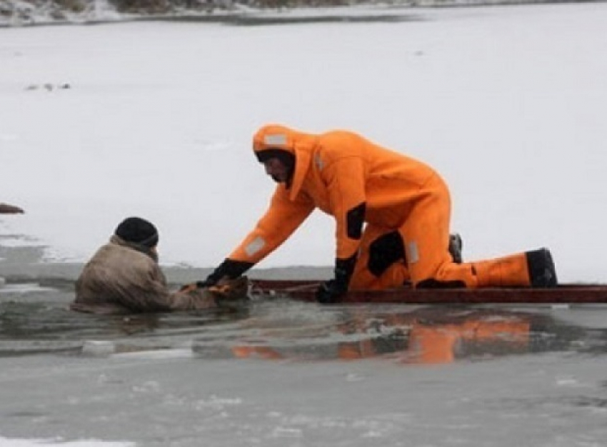 Тонувшего мужчину в заливе Ростовской области вытащили из воды